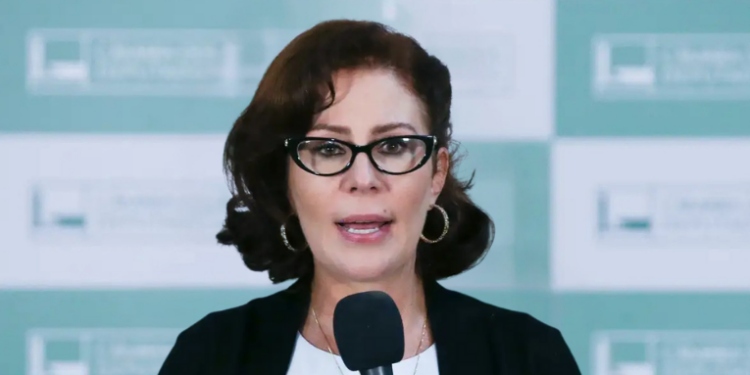 Alexandre de Moraes libera redes sociais de Carla Zambelli após fim do processo criminal. Deputada segue presa na Itália, aguardando extradição para o Brasil.