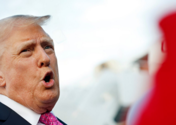 Donald Trump afirma ter provas de que barco atacado no Caribe transportava drogas da Venezuela. Maduro responde e denuncia tentativa de escalada militar dos EUA.