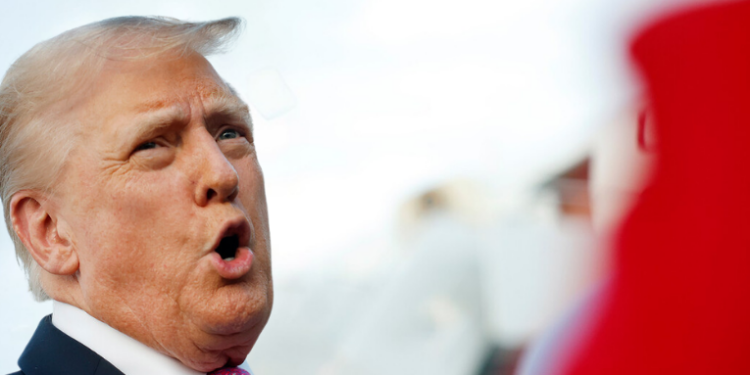 Donald Trump afirma ter provas de que barco atacado no Caribe transportava drogas da Venezuela. Maduro responde e denuncia tentativa de escalada militar dos EUA.