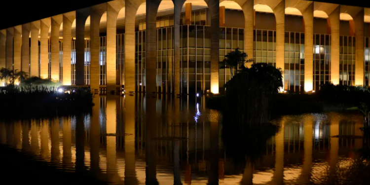 Parte da delegação brasileira ainda aguarda liberação de vistos dos EUA para participar da Assembleia Geral da ONU. Governo Lula cobra respeito a acordo internacional sobre acesso de autoridades.