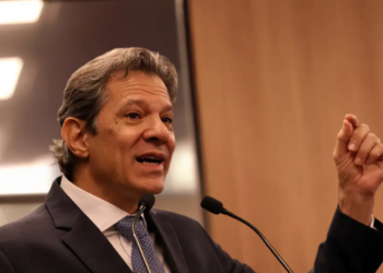 Fernando Haddad anuncia delegacia especializada no combate a crimes financeiros durante a Operação Spare, que investiga lavagem de dinheiro via combustíveis, fintechs e jogos ilegais.