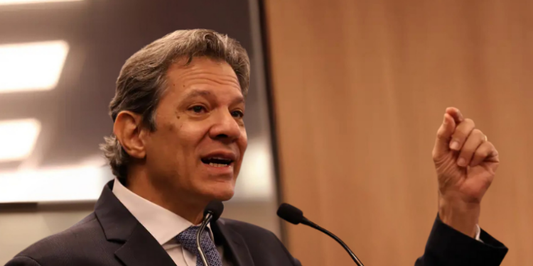 Fernando Haddad anuncia delegacia especializada no combate a crimes financeiros durante a Operação Spare, que investiga lavagem de dinheiro via combustíveis, fintechs e jogos ilegais.