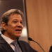 Fernando Haddad anuncia delegacia especializada no combate a crimes financeiros durante a Operação Spare, que investiga lavagem de dinheiro via combustíveis, fintechs e jogos ilegais.