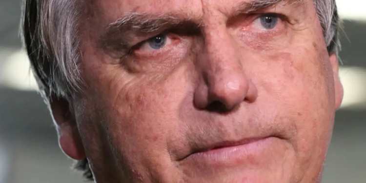 Jair Bolsonaro é condenado pelo STF a 27 anos e 3 meses de prisão por tentativa de golpe de Estado e outros crimes. Decisão ainda cabe recurso.