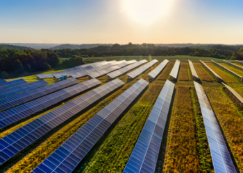 Com mais de 80% do mercado global de painéis solares, a China enfrenta uma crise interna sem precedentes: fábricas fechando, prejuízos de US$ 40 bilhões e governo intervindo para controlar a oferta e estabilizar preços.