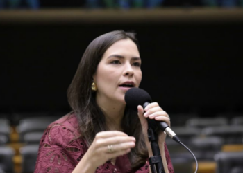 Projeto de Lei aprovado pela Comissão de Defesa dos Direitos da Mulher proíbe perguntas sobre comportamento sexual passado ou futuro em investigações de crimes sexuais contra mulheres.