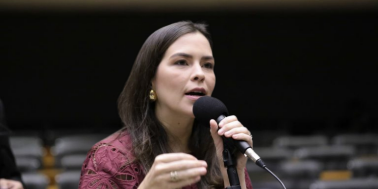 Projeto de Lei aprovado pela Comissão de Defesa dos Direitos da Mulher proíbe perguntas sobre comportamento sexual passado ou futuro em investigações de crimes sexuais contra mulheres.