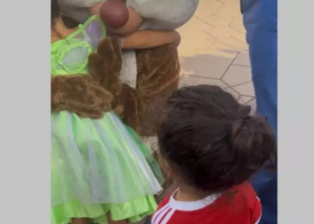 Raphinha denunciou nas redes sociais que seu filho de 2 anos foi ignorado por um personagem da Disneyland Paris, enquanto outras crianças recebiam atenção — acusação ganhou repercussão e ainda não foi respondida pelo parque.