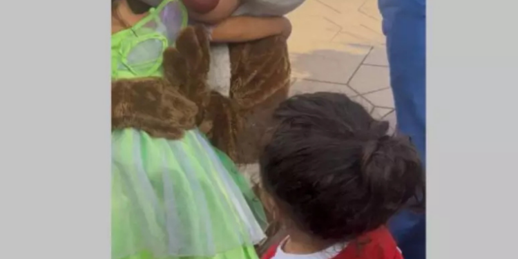 Raphinha denunciou nas redes sociais que seu filho de 2 anos foi ignorado por um personagem da Disneyland Paris, enquanto outras crianças recebiam atenção — acusação ganhou repercussão e ainda não foi respondida pelo parque.