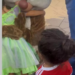 Raphinha denunciou nas redes sociais que seu filho de 2 anos foi ignorado por um personagem da Disneyland Paris, enquanto outras crianças recebiam atenção — acusação ganhou repercussão e ainda não foi respondida pelo parque.