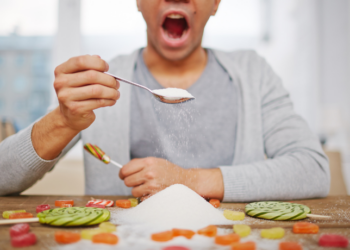 O excesso de açúcar na alimentação pode impactar diretamente o funcionamento do cérebro, causando vício, perda de memória, mau humor e queda da capacidade cognitiva. Saiba como prevenir esses efeitos.