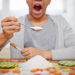 O excesso de açúcar na alimentação pode impactar diretamente o funcionamento do cérebro, causando vício, perda de memória, mau humor e queda da capacidade cognitiva. Saiba como prevenir esses efeitos.