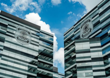 Polícia Federal informou ao STF que Carla Zambelli não adotou medidas práticas para obstruir a Justiça. Deputada foi investigada por coação e fuga após condenação por invasão ao CNJ.