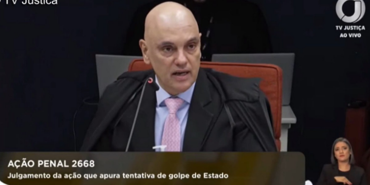 Durante julgamento da Ação Penal 2668, Alexandre de Moraes afirmou que os atos de 8 de janeiro foram uma ação golpista contra a democracia e defendeu a responsabilização dos mandantes.