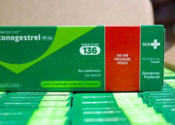 No aniversário de 35 anos do SUS, o Ministério da Saúde recebe e começa a distribuir o implante contraceptivo Implanon, que atua por até três anos, com previsão de 1,8 milhão de unidades até 2026.