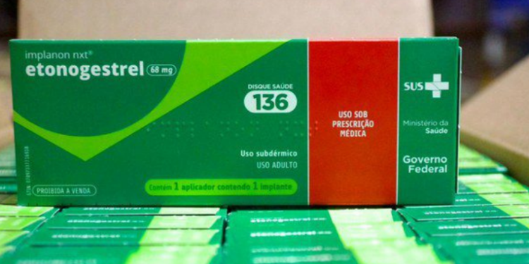 No aniversário de 35 anos do SUS, o Ministério da Saúde recebe e começa a distribuir o implante contraceptivo Implanon, que atua por até três anos, com previsão de 1,8 milhão de unidades até 2026.