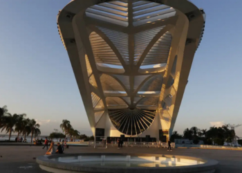 Museus no Rio de Janeiro lançam ações inclusivas e permanentes em comemoração ao Dia Nacional da Luta da Pessoa com Deficiência. Iniciativas incluem sala de autorregulação, robô guia, programação sensorial e eventos gratuitos.