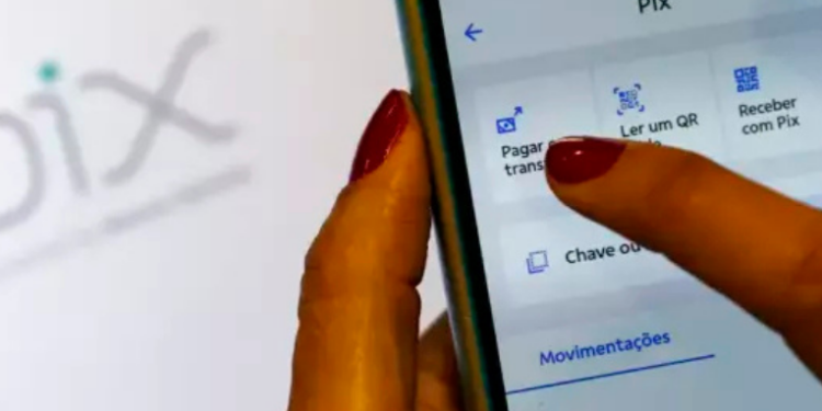O Banco Central anuncia recorde histórico do Pix: R$ 165 bilhões movimentados e 290 milhões de transações em um único dia, consolidando a popularidade do sistema de pagamentos instantâneos.