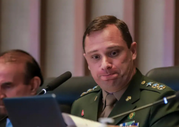 STF concede liberdade a Mauro Cid após condenação na trama golpista. Colaboração premiada foi decisiva para aplicação do regime aberto na pena de 2 anos.