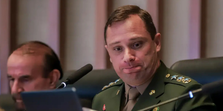 STF concede liberdade a Mauro Cid após condenação na trama golpista. Colaboração premiada foi decisiva para aplicação do regime aberto na pena de 2 anos.