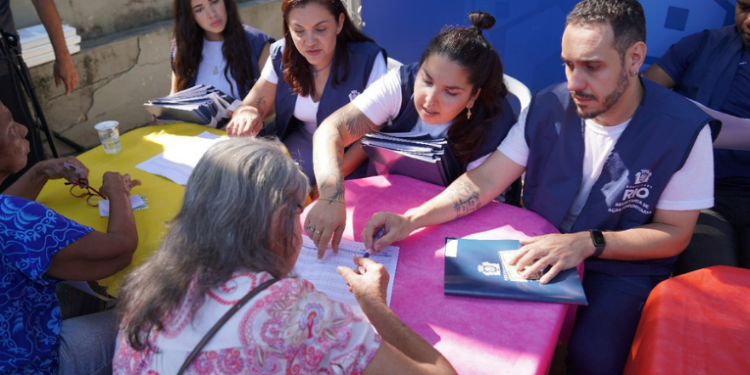 A Prefeitura do Rio entregou registros de imóveis para 130 famílias em Realengo e inaugurou a reforma do Conjunto Habitacional Castro Alves. Ações garantem segurança jurídica, valorização patrimonial e melhorias urbanas na Zona Oeste.