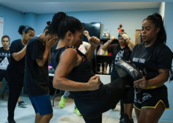 A psicanalista Ana Paula Lino superou o trauma da violência doméstica e hoje oferece aulas de Muay Thai para mulheres no projeto Menina-Moça Mulher, no centro do Rio, promovendo empoderamento e autodefesa.