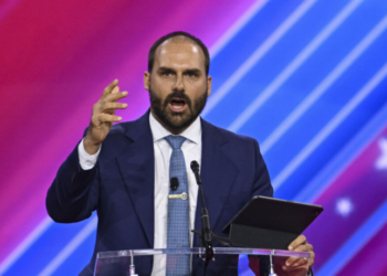 Eduardo Bolsonaro, em entrevista nos EUA, sugere que uma intervenção militar americana no Brasil pode ser necessária no futuro. Deputado critica eleições brasileiras e exalta governo Trump.