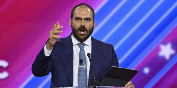 Eduardo Bolsonaro, em entrevista nos EUA, sugere que uma intervenção militar americana no Brasil pode ser necessária no futuro. Deputado critica eleições brasileiras e exalta governo Trump.