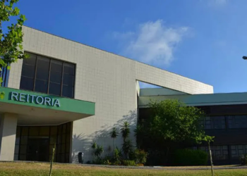 FURG suspende aulas por cinco dias para ações de saúde mental e acolhimento de alunos e servidores após quatro suicídios registrados em 2025. Atividades acadêmicas retornam na sexta-feira (19).