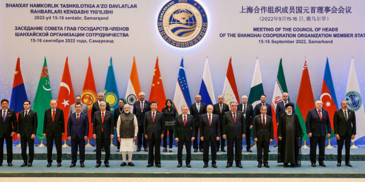 A 25ª cúpula da Organização para Cooperação de Xangai (OCX), em Tianjin, China, reúne líderes de 20 países e 10 organizações internacionais, indicando novas direções para o equilíbrio global de poder.