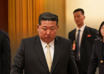 Em reunião com cientistas, Kim Jong-un celebra avanços no programa nuclear da Coreia do Norte e defende reforço contínuo da capacidade atômica como estratégia essencial para garantir a soberania e segurança do país.