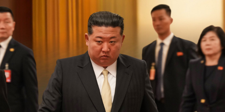 Em reunião com cientistas, Kim Jong-un celebra avanços no programa nuclear da Coreia do Norte e defende reforço contínuo da capacidade atômica como estratégia essencial para garantir a soberania e segurança do país.