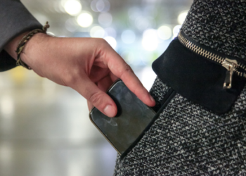 O programa SP Mobile do governo paulista avança no combate ao roubo de celulares. Saiba como a iniciativa notificará 700 usuários de aparelhos com queixa criminal e as implicações legais de não devolver o telefone à polícia, incluindo risco de prisão por receptação.