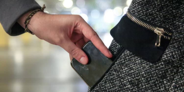 O programa SP Mobile do governo paulista avança no combate ao roubo de celulares. Saiba como a iniciativa notificará 700 usuários de aparelhos com queixa criminal e as implicações legais de não devolver o telefone à polícia, incluindo risco de prisão por receptação.