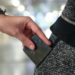 O programa SP Mobile do governo paulista avança no combate ao roubo de celulares. Saiba como a iniciativa notificará 700 usuários de aparelhos com queixa criminal e as implicações legais de não devolver o telefone à polícia, incluindo risco de prisão por receptação.