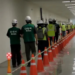 Esta imagem de um vídeo fornecido pelo Serviço de Imigração e Alfândega dos EUA via DVIDS mostra funcionários de uma fábrica esperando para ter as pernas algemadas na fábrica de veículos elétricos do Hyundai Motor Group, quinta-feira, 4 de setembro de 2025, em Ellabell, Geórgia. (Corey Bullard/Serviço de Imigração e Alfândega dos EUA via AP)