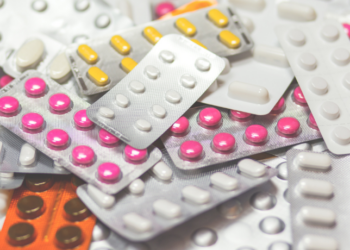 Congresso Brasileiro de Medicina do Tráfego alerta que medicamentos como antidepressivos, ansiolíticos e antialérgicos podem afetar a segurança ao dirigir. Uso combinado com álcool e outros fatores aumentam riscos no trânsito.