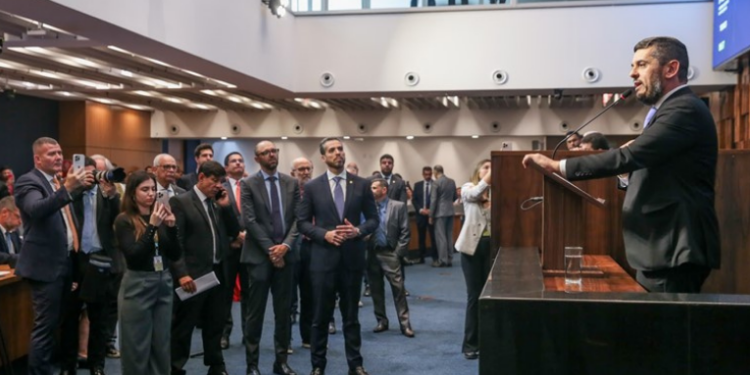 A Assembleia Legislativa do Rio de Janeiro aprovou o Pacote de Enfrentamento ao Crime, que inclui cerco eletrônico inteligente, restrições em presídios e novas regras para internação de adolescentes infratores.