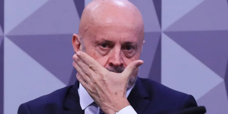 Ministro André Mendonça vota pela manutenção das prisões de Antonio Carlos Camilo Antunes, o Careca do INSS, e Maurício Camisotti, investigados por fraudes em descontos ilegais de benefícios previdenciários.