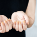 Unhas quebradiças, amareladas, azuladas ou com manchas podem ser sinais de doenças no fígado, rins, coração e até câncer. Saiba quais alterações exigem atenção médica.