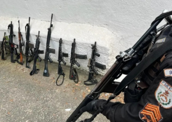 Polícia Militar do Rio de Janeiro já apreendeu 500 fuzis em 2025. Armas de guerra, muitas produzidas em fábricas clandestinas no Brasil, foram retiradas de traficantes em áreas de intensa disputa territorial.