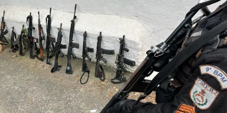 Polícia Militar do Rio de Janeiro já apreendeu 500 fuzis em 2025. Armas de guerra, muitas produzidas em fábricas clandestinas no Brasil, foram retiradas de traficantes em áreas de intensa disputa territorial.