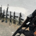 Polícia Militar do Rio de Janeiro já apreendeu 500 fuzis em 2025. Armas de guerra, muitas produzidas em fábricas clandestinas no Brasil, foram retiradas de traficantes em áreas de intensa disputa territorial.