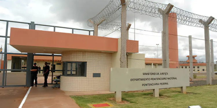 Seap-RJ adota tecnologia avançada para bloquear sinais de celular, Wi-Fi e drones em presídios. Medida visa cortar comunicação de criminosos com o mundo externo.