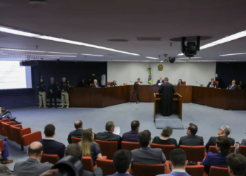 STF suspende julgamento de Jair Bolsonaro e mais sete réus por tentativa de golpe. Votação será retomada dia 9. Penas podem ultrapassar 30 anos de prisão.