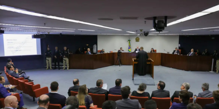 STF suspende julgamento de Jair Bolsonaro e mais sete réus por tentativa de golpe. Votação será retomada dia 9. Penas podem ultrapassar 30 anos de prisão.