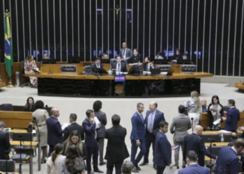 A Câmara dos Deputados aprovou projeto que proíbe descontos de mensalidades associativas e sindicais nos benefícios do INSS, mesmo com autorização do beneficiário. A proposta segue para o Senado.