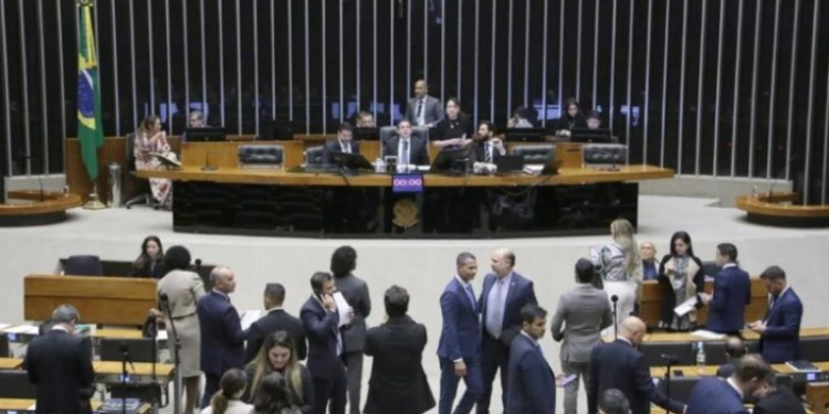 A Câmara dos Deputados aprovou projeto que proíbe descontos de mensalidades associativas e sindicais nos benefícios do INSS, mesmo com autorização do beneficiário. A proposta segue para o Senado.