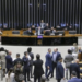A Câmara dos Deputados aprovou projeto que proíbe descontos de mensalidades associativas e sindicais nos benefícios do INSS, mesmo com autorização do beneficiário. A proposta segue para o Senado.