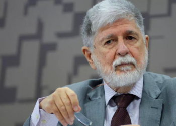Celso Amorim afirmou que o Brasil está aberto a ampliar a cooperação militar com a China após desfile em Pequim. A medida inclui envio de generais como adidos e reforça a parceria bilateral em meio a tensões com os EUA.